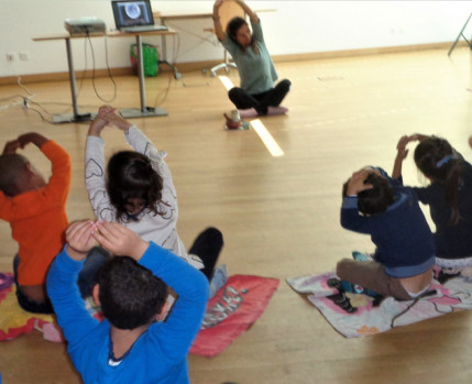 Sessão de Histórias com Yoga As Cores da Terra