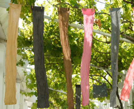 Primeiras experiências de tinturaria vegetal - Oficina para Famílias