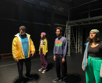 Atores de teatro em palco