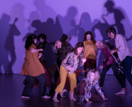 Voltar a casa, artes performativas, bailarina Marina Nabais, músico Rémi Gallet, 