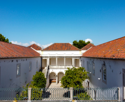 Casa da Cerca - vista do pátio a partir de drone