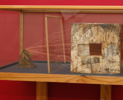 A perspetiva: maquete de representação da pirâmide visual. Objeto criado por Inez Wijnhorst no âmbito de “O Desejo do Desenho”, exposição patente entre novembro de 1995 e fevereiro de 1996. 