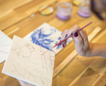 Mulher a pintar um azulejo