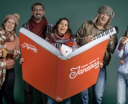 Grupo pessoas a cantar em coro