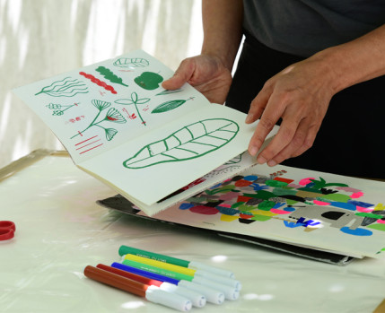 Bancada de trabalho com canetas coloridas e desenhos