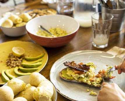 Mesa de madeira com comida variada para um brunch