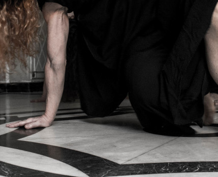 Pose de uma bailarina contemporânea