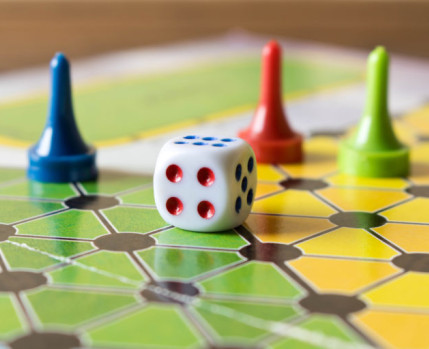 jogo de tabuleiro com peões e dado