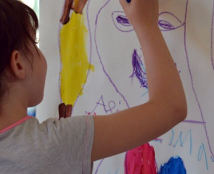 criança a pintar quadro de autoretrato