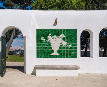 "Vaso verde", de Lourdes Castro (painel de azulejos)