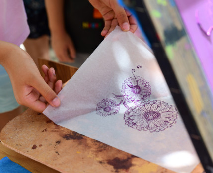 mãos de criança com quadro de serigrafia