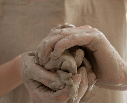 maos no barro