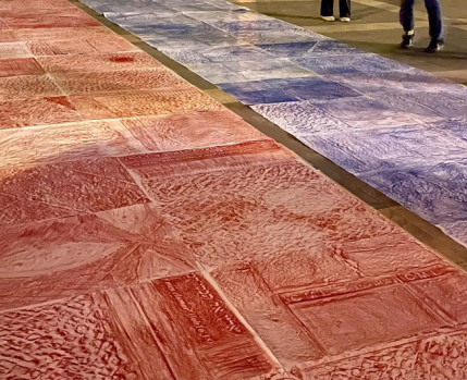 Desenhos em azul e vermelho feitos com a técnica de frottage