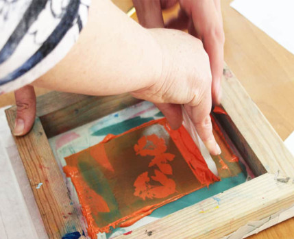 Fotografia de mãos de criança com quadro de serigrafia