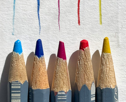 Lápis azuis, laranja e amarelo