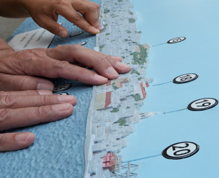 mãos a tactearem a planta táctil da paisagem na Casa da Cerca