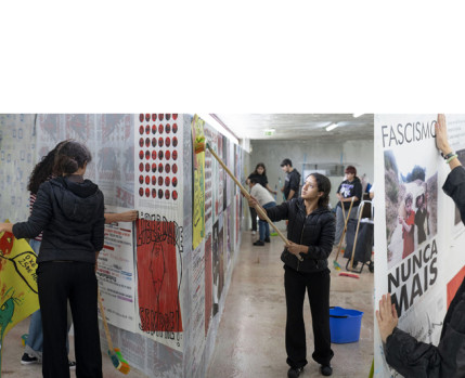 montagem fotográfica de jovens a colar cartazes
