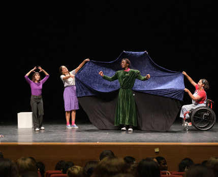 Espetáculo de  Teatro “No Meu Bairro”