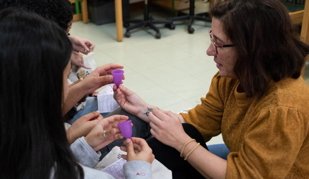 Jovem a manusear produtos de higiene menstrual