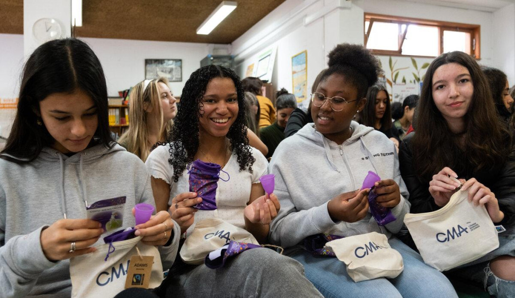 jovens a manusear produtos de higiene menstrual