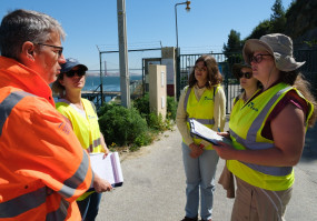 trabalhadores com coletes refletores