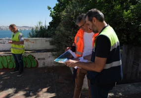 trabalhadores com coletes refletores
