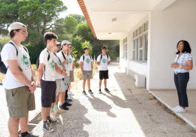 Jovens reunidos com uma mulher