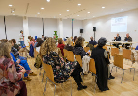 Pessoas numa conferência