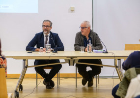 Duas pessoas a falar numa conferência