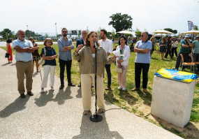 Pessoas numa inauguração de um parque urbano