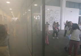 Alunos num simulacro de incendio