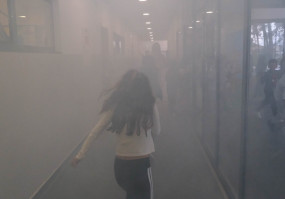 Aluna num simulacro de incêndio