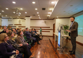 pessoa a falar numa conferência