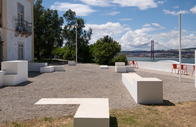 Julius Heinemann "O Espelho (Casa da Cerca, Almada)“, 2024 - site specific installation