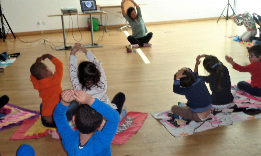 Sessão de Histórias com Yoga As Cores da Terra