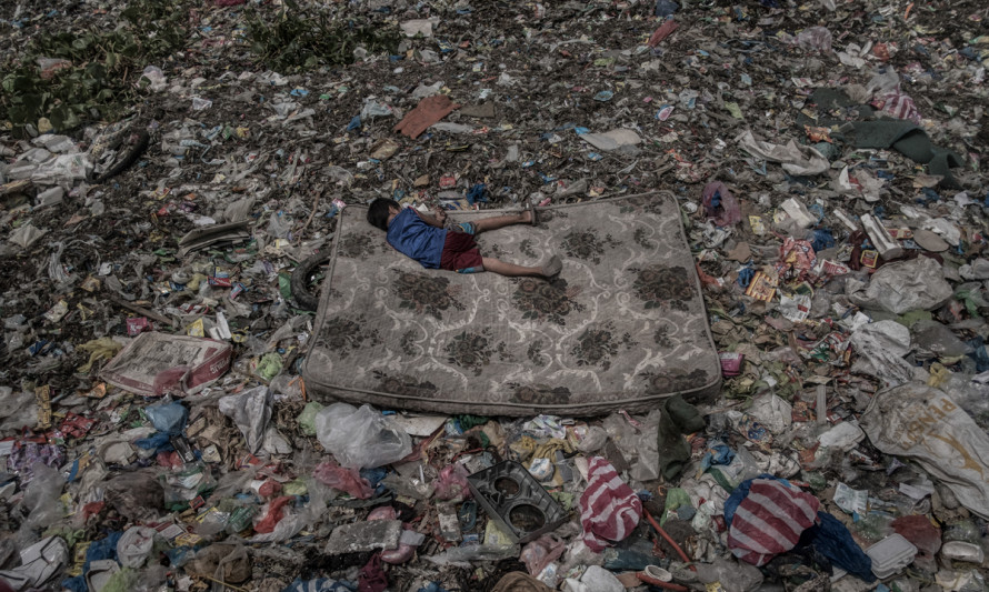 Living Among What's Left Behind © Mário Cruz