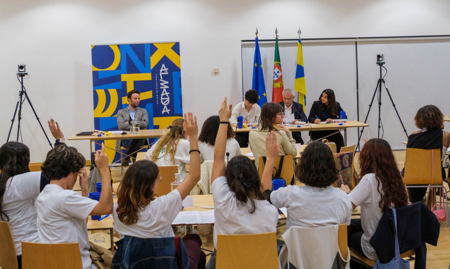 alunos a votar de braço no ar