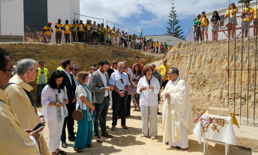 Almada, Creche, Charneca de Caparica, 1.ª pedra