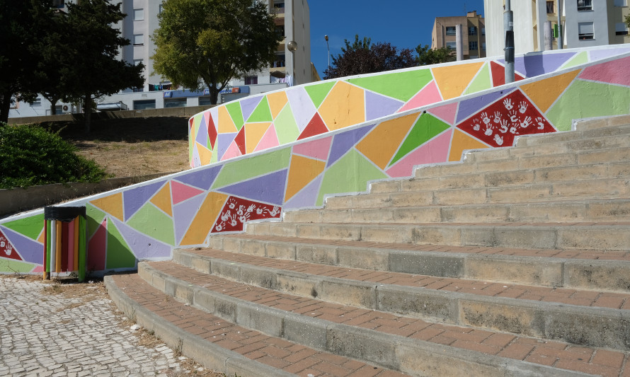escadas com mural colorido