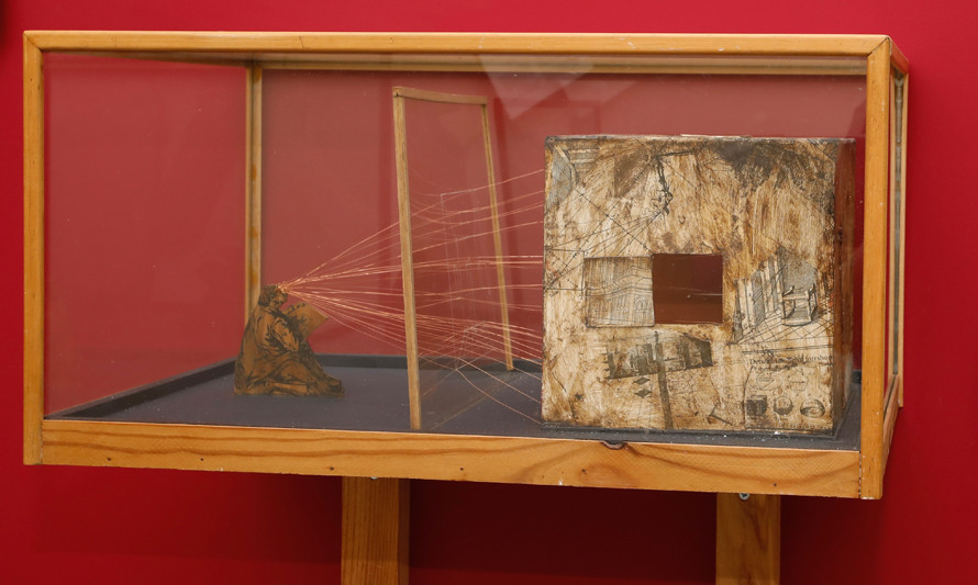 A perspetiva: maquete de representação da pirâmide visual. Objeto criado por Inez Wijnhorst no âmbito de “O Desejo do Desenho”, exposição patente entre novembro de 1995 e fevereiro de 1996. 