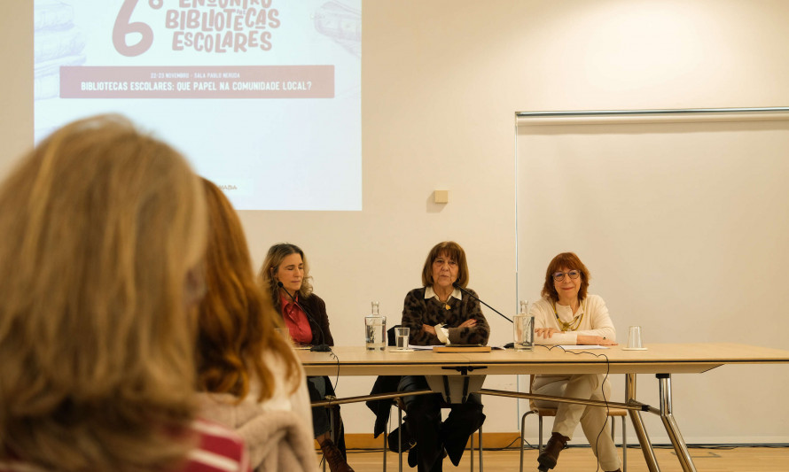 pessoas sentadas numa conferência
