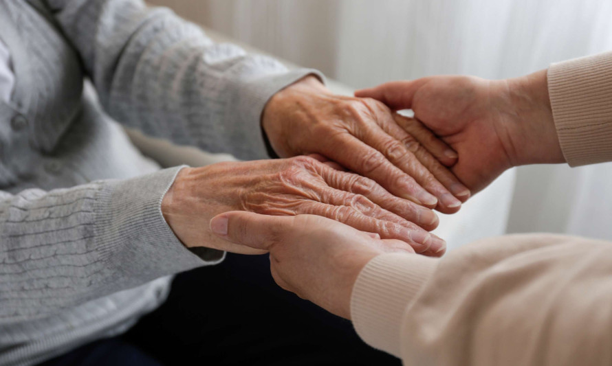 mãos de duas pessoas agarradas