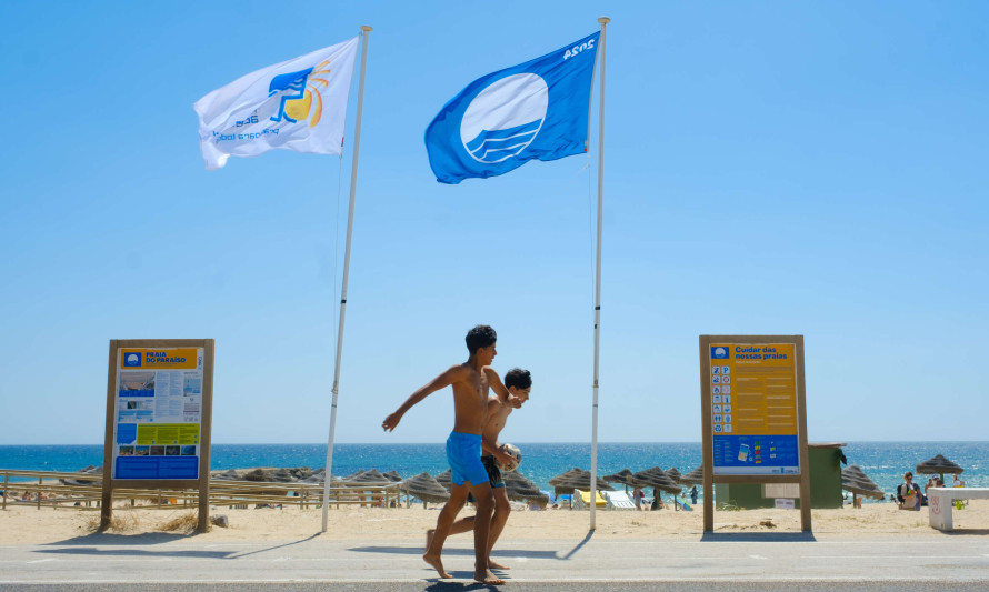 Almada volta a ter 10 praias com Bandeira Azul