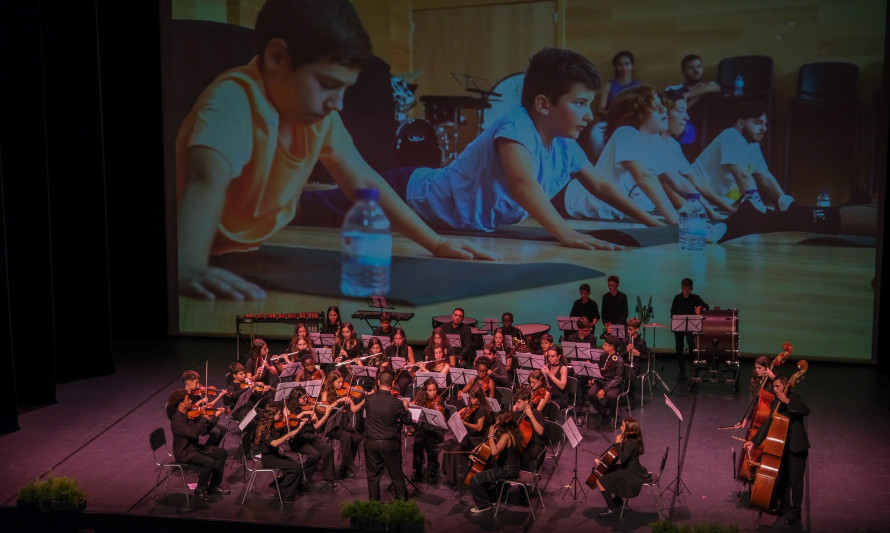 Estudantes e profissionais de educação aposentados homenageados na II Gala da Educação