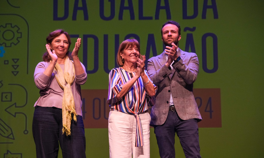 Estudantes e profissionais de educação aposentados homenageados na II Gala da Educação