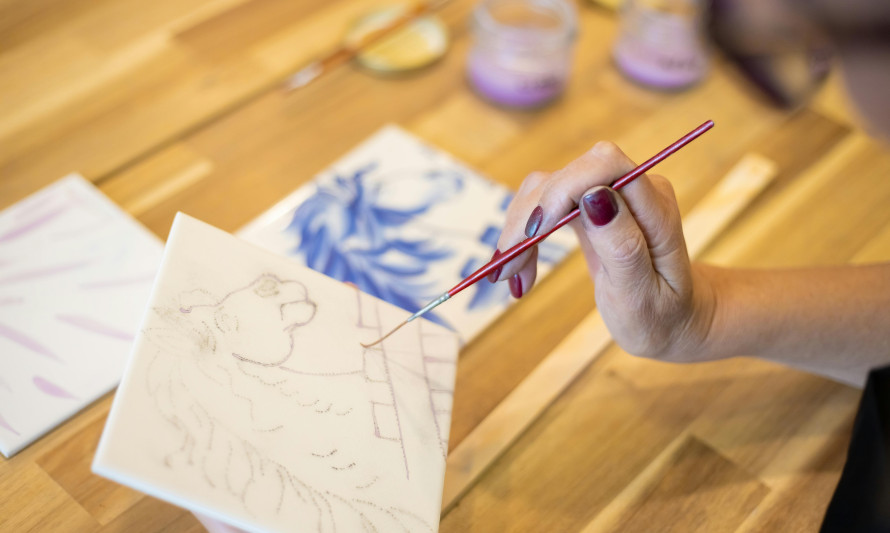 Mulher a pintar um azulejo