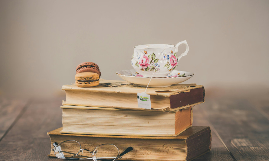 Livros empilhados com uma chávena de chá no topo