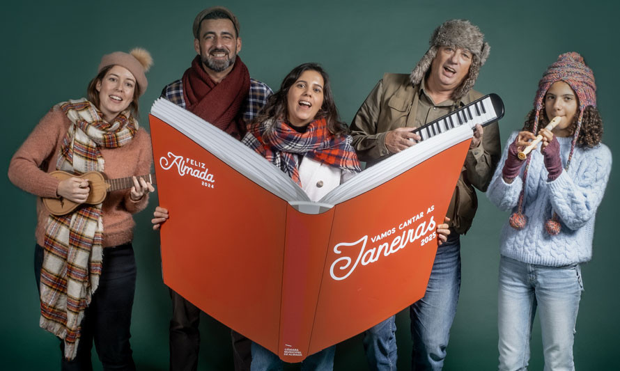 Grupo pessoas a cantar em coro
