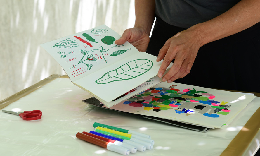 Bancada de trabalho com canetas coloridas e desenhos