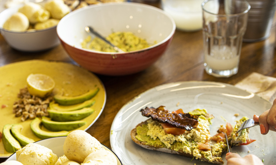Mesa de madeira com comida variada para um brunch